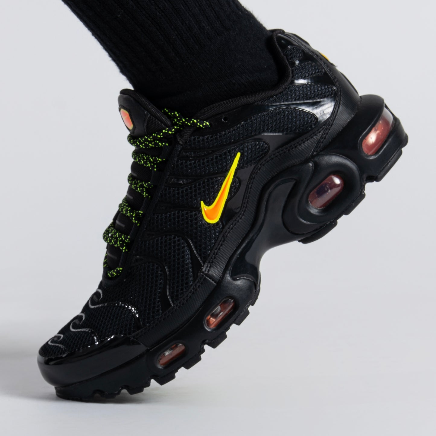 Nike Air Max Plus Black Volt Hyper Crimson (Junior)