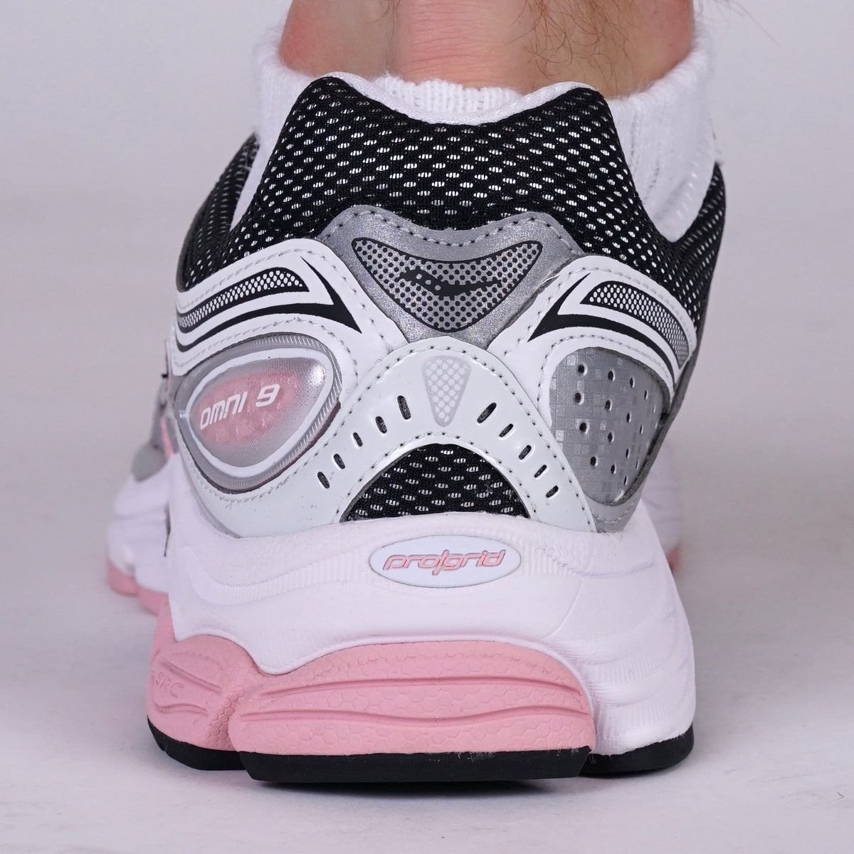 Saucony ProGrid Omni 9 White Touch