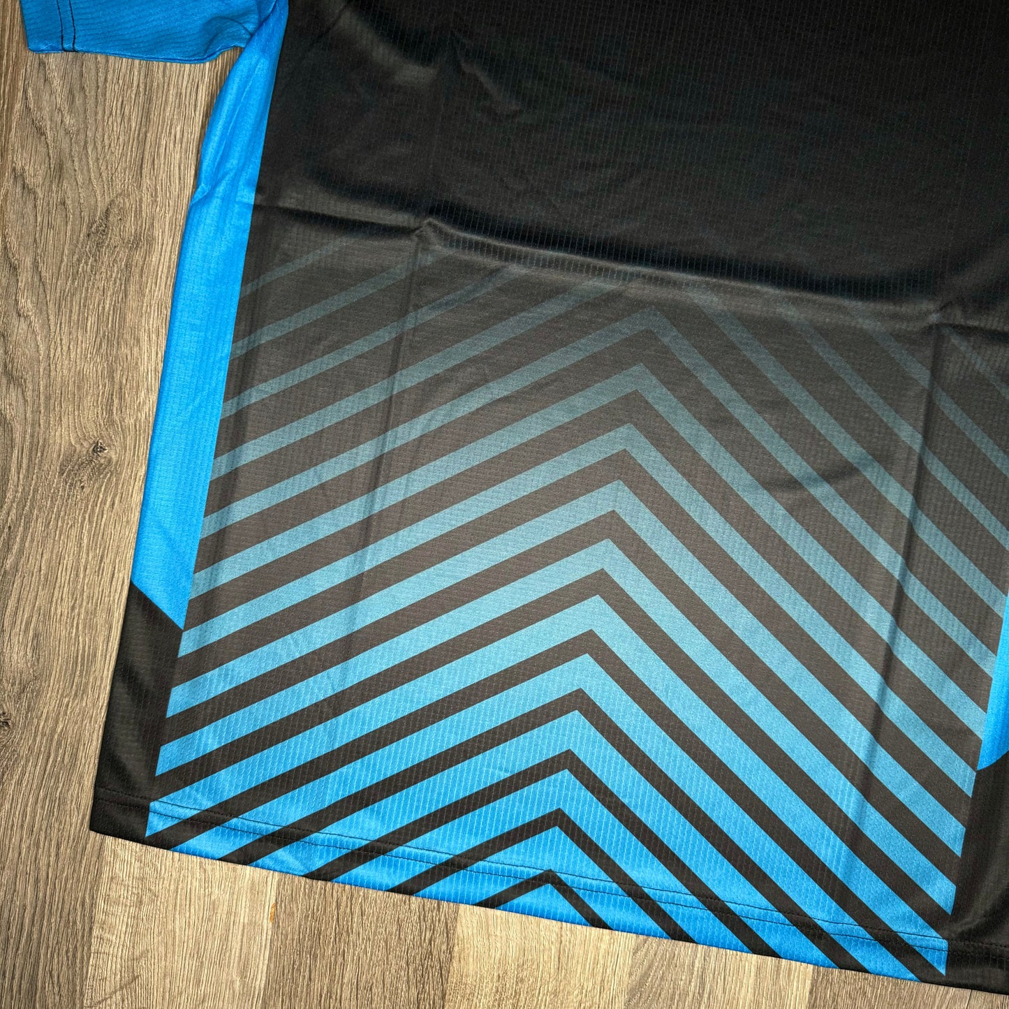 Under Armour Arrow Tee - Black / Blue