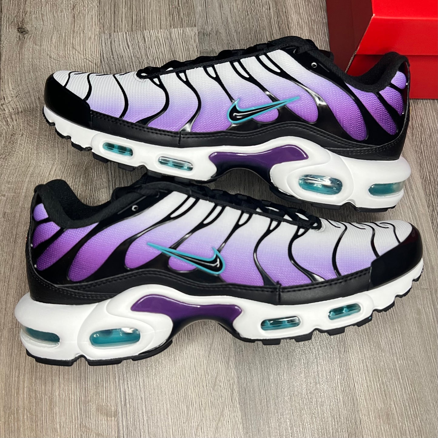 tn air max plus white and purple