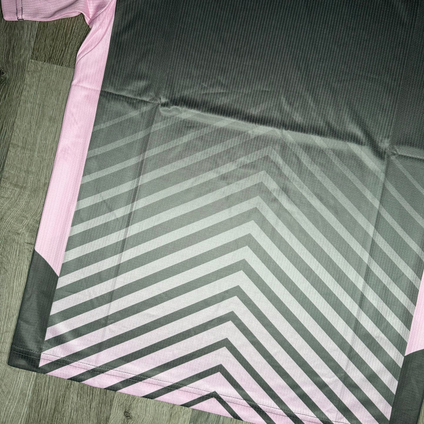 Under Armour Arrow Tee - Grey / Pink