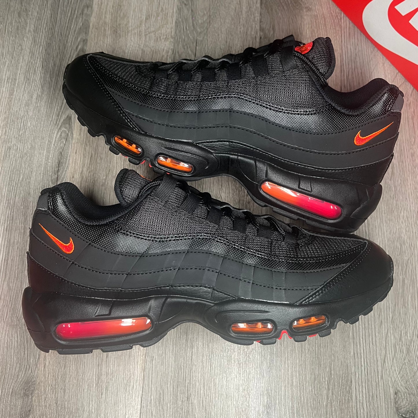 Red and deals black nike 95