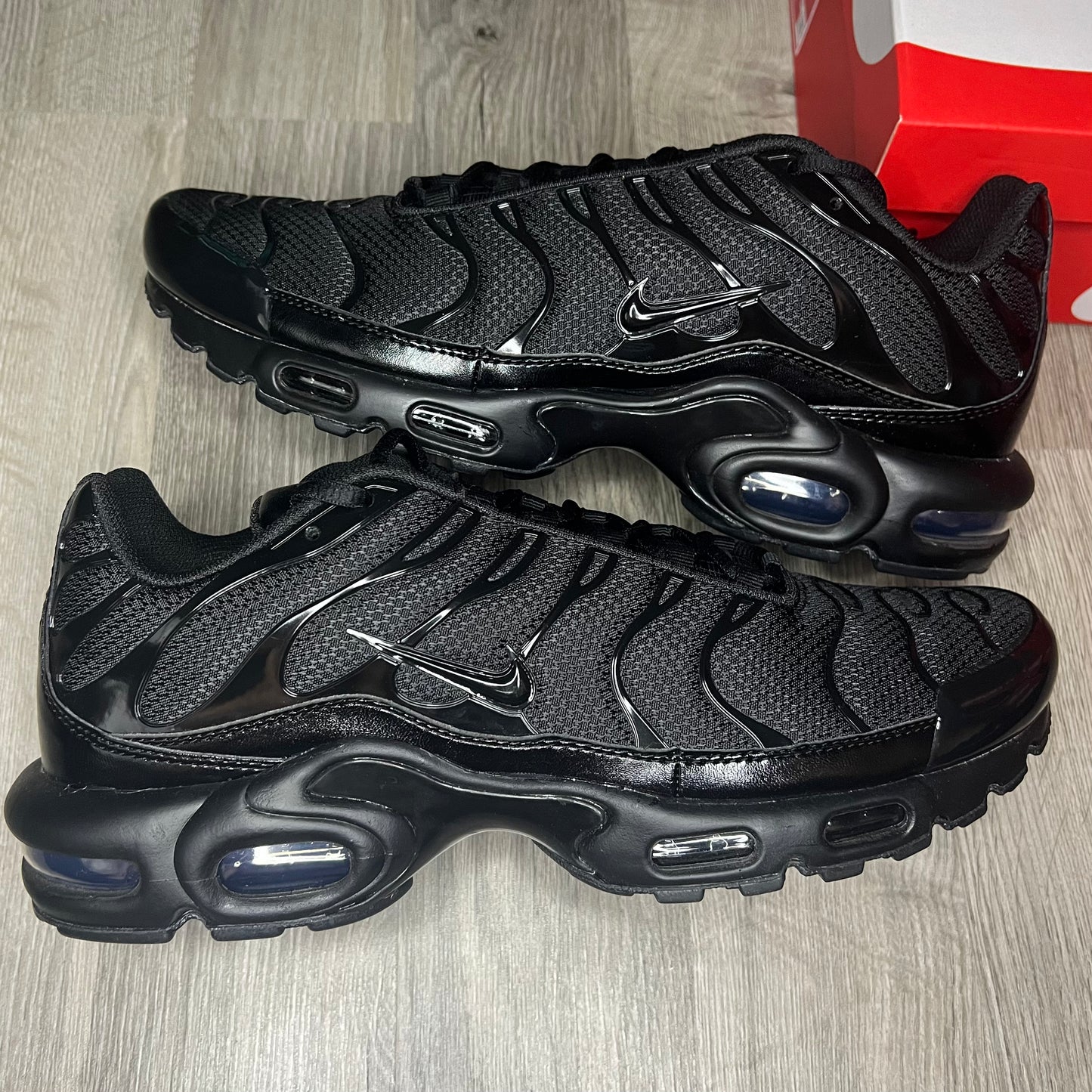 Triple black nike air 2025 max plus