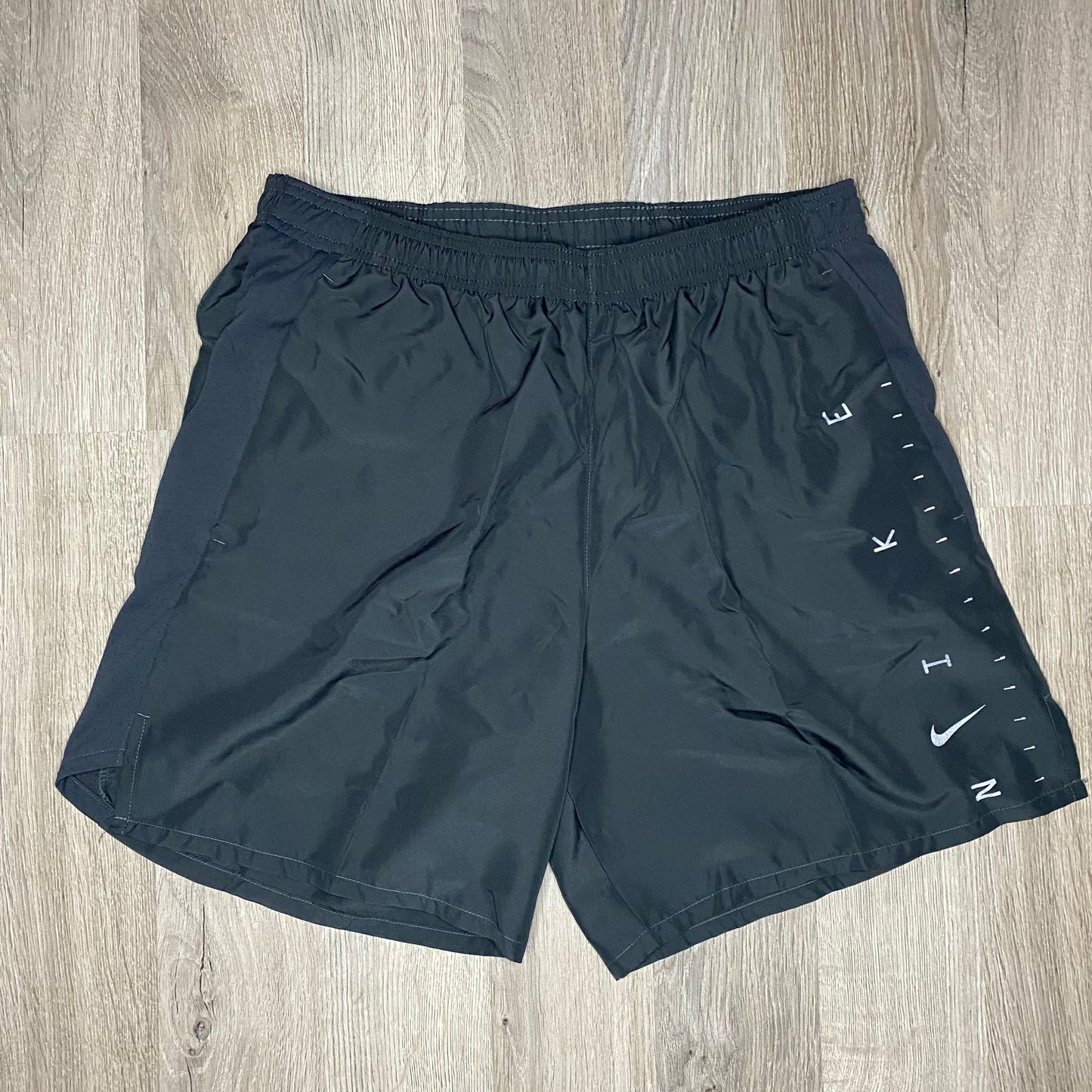 Nike Challenger Graphic Shorts Black – RESTOCK3D