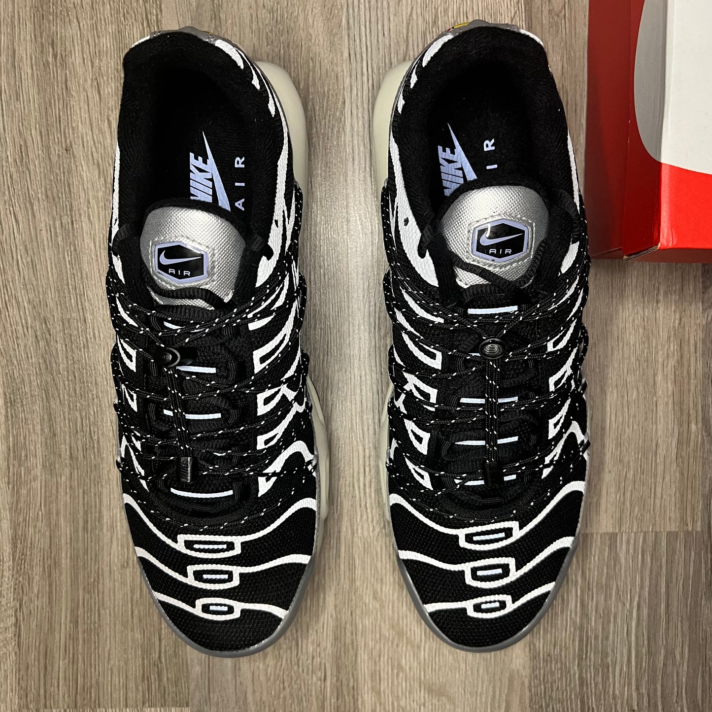 Air max plus deals black silver